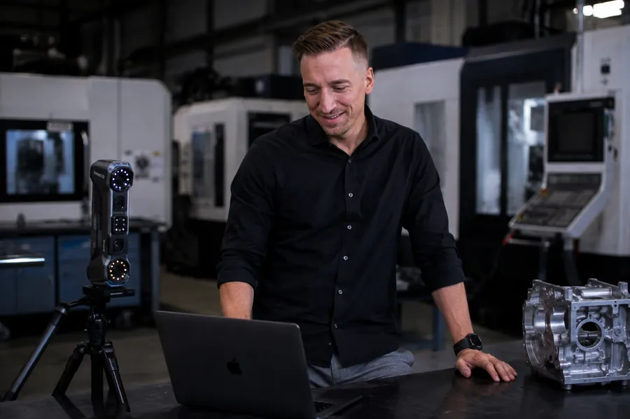 Thomas Kopatsch in der Fertigungshalle am 3D-Scanner